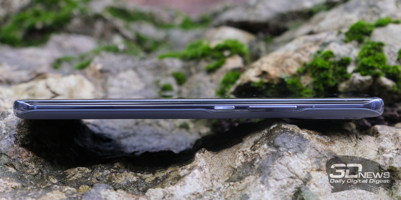  Xiaomi Mi 11, правая грань: клавиши включения/блокировки и регулировки громкости 