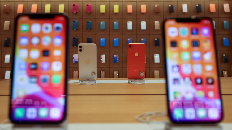  Apple iPhone на прилавке в магазине. Источник изображения: Reuters 