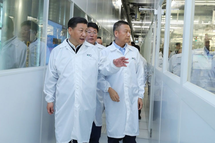 Генеральный секретарь ЦК Коммунистической партии Китая, председатель Китайской Народной Республики Си Цзиньпин на заводе XMC (YMTC) в Ухане. Источник изображения: Xinhua
