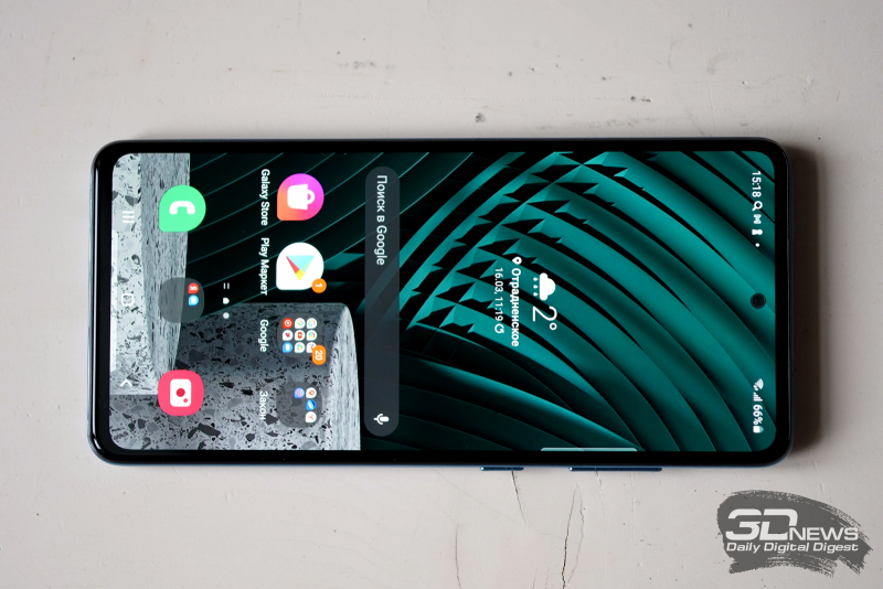  Samsung Galaxy A52, лицевая панель: в верхней части экрана — фронтальная камера в отверстии и разговорный динамик 