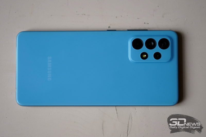  Samsung Galaxy A52, задняя панель: в углу — блок с четырьмя камерами и одинарной вспышкой 