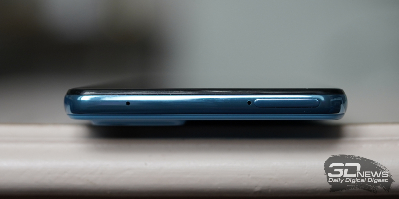  Samsung Galaxy A52, верхняя грань: слот для карточек и микрофон 