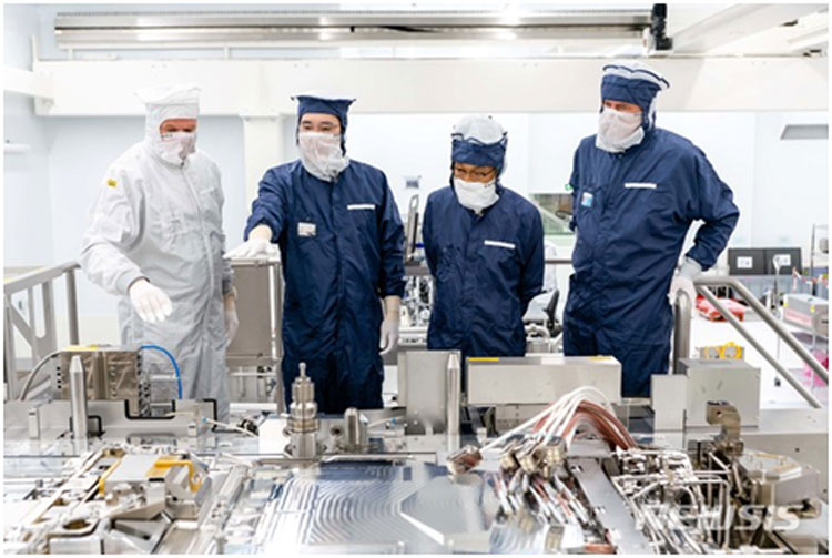 Samsung CEO Lee Jae Young on a tour at ASML (second from left). Image source: