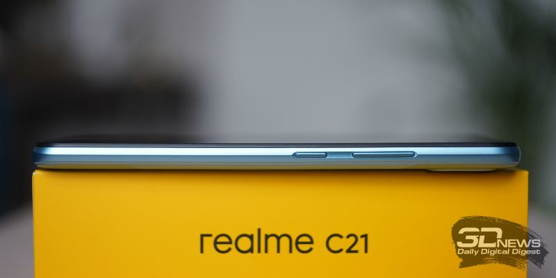  realme C21, правая грань: клавиша включения/блокировки и клавиша регулировки громкости 