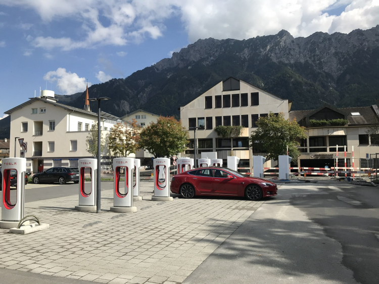 Tesla установила более 6000 станций быстрой зарядки Supercharger на 600 заправках Европы