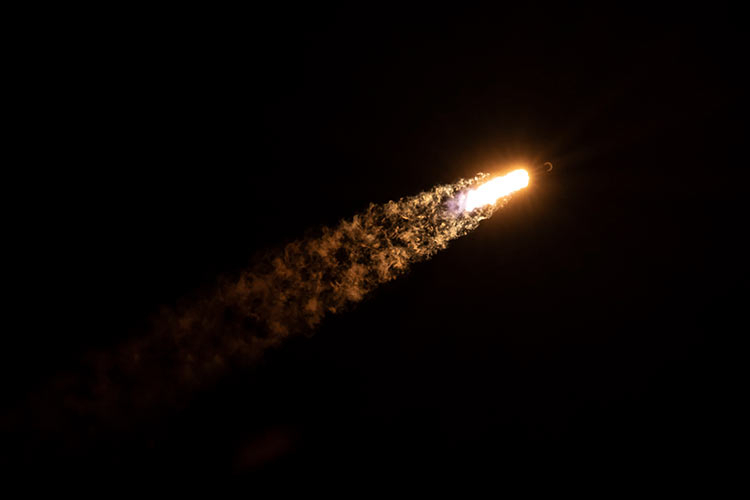 Фотография запуска Falcon 9 во время миссии Starlink 14 марта (SpaceX)