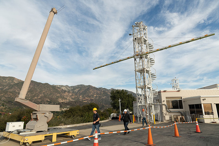 JPL engineers test Europa Clipper radar antenna model in 2019 (NASA / JPL)