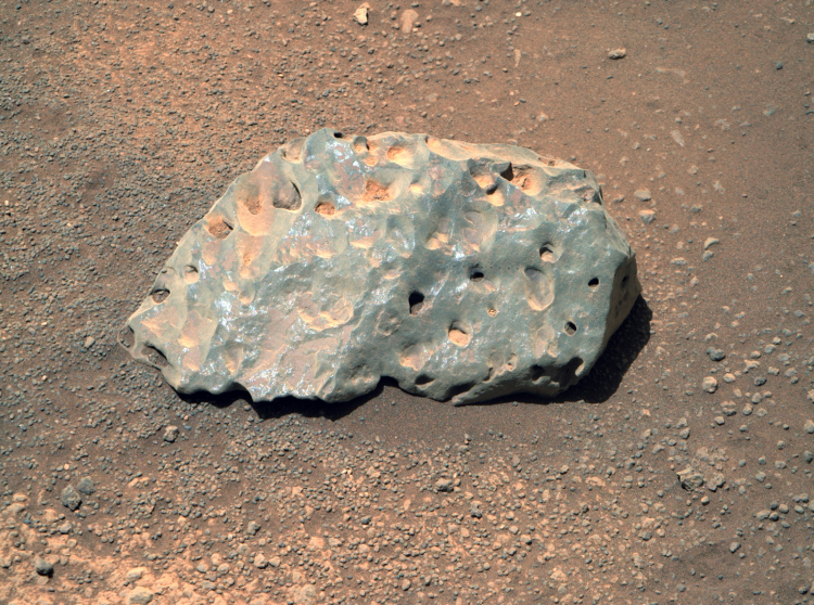 Марсоход Perseverance нашёл на Красной планете зелёный камень с дырками, как в сыре