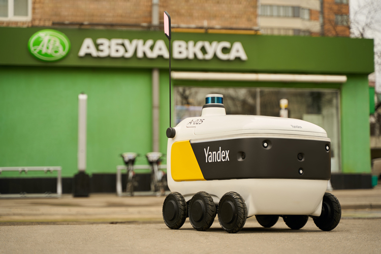 Автономные роботы «Яндекс.Ровер» начали доставлять продукты и еду в жилые дома в Москве