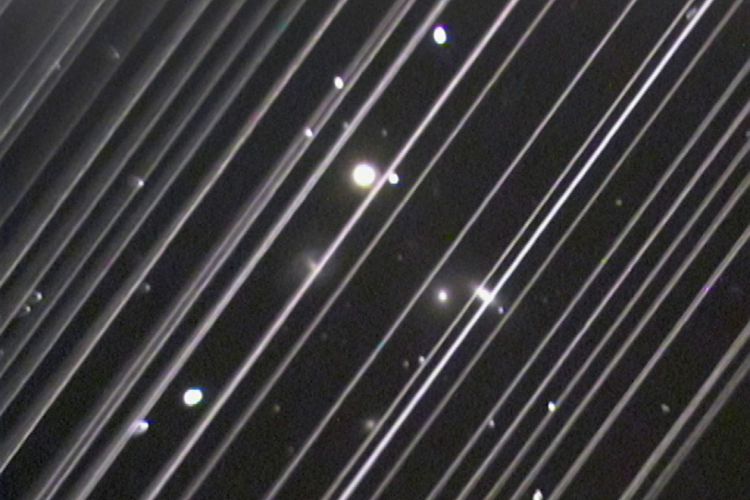 Фотография группы галактик с телескопа в Аризоне, диагональные линии — свет, отражённый от 25 спутников Starlink (Victoria Girgis | Lowell Observatory)