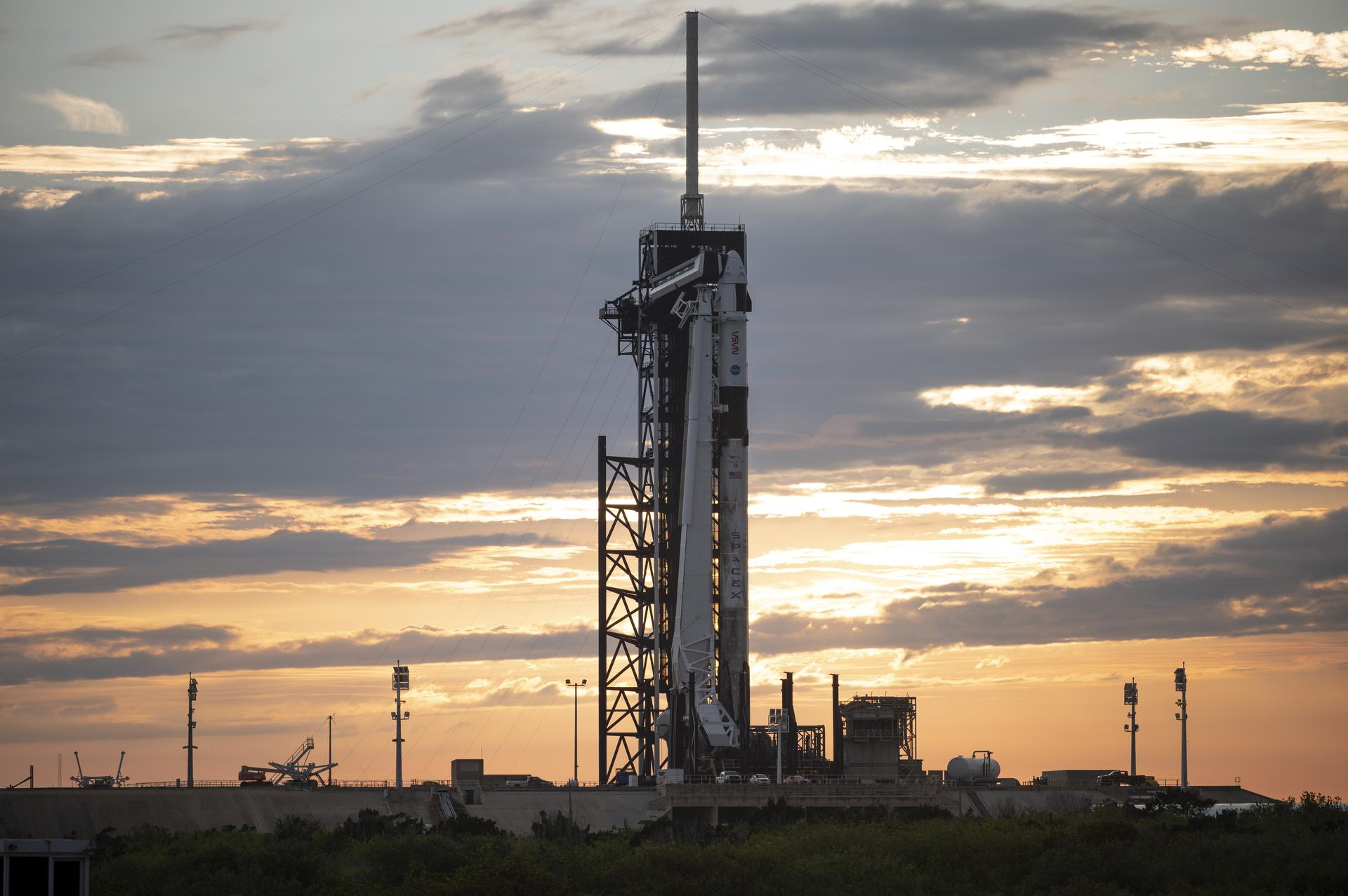 SpaceX и NASA отложили на сутки запуск пилотируемой миссии Crew-2 к МКС из-за непогоды
