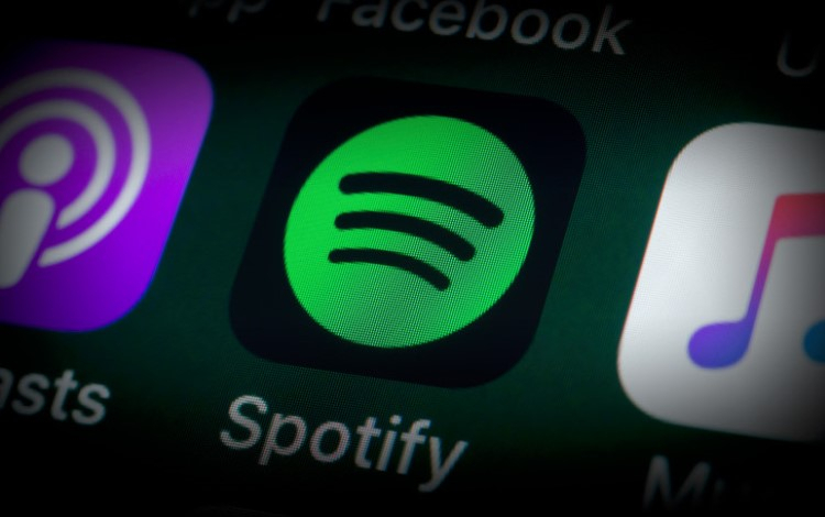 Spotify последует примеру Apple и запустит платные подписки на подкасты