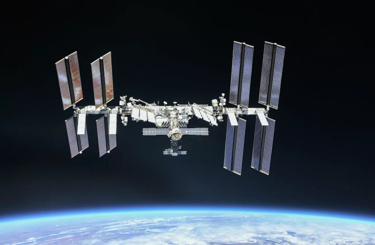 Космонавты на МКС изолировали отсек, из которого утекает воздух