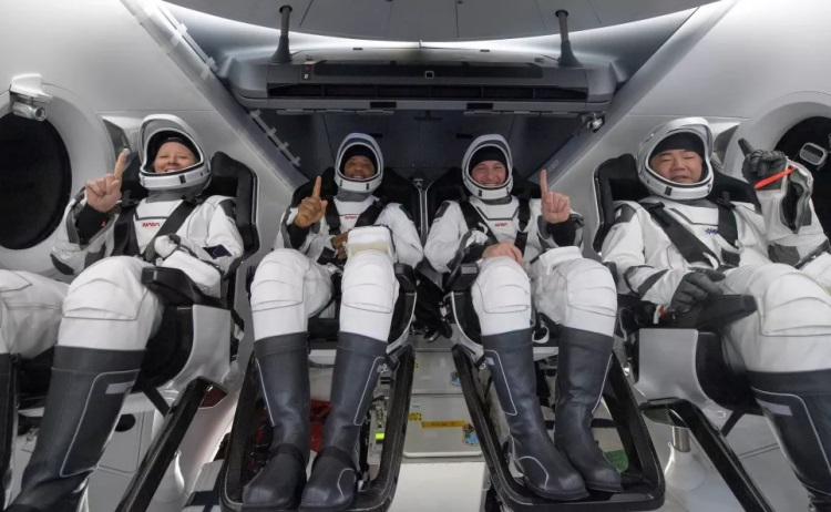 Космический корабль SpaceX Crew Dragon с четырьмя астронавтами успешно вернулся на Землю