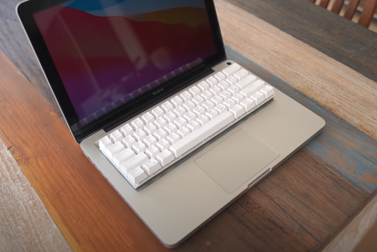 Энтузиаст создал первый в мире MacBook Pro с механической клавиатурой. Есть и RGB-подсветка