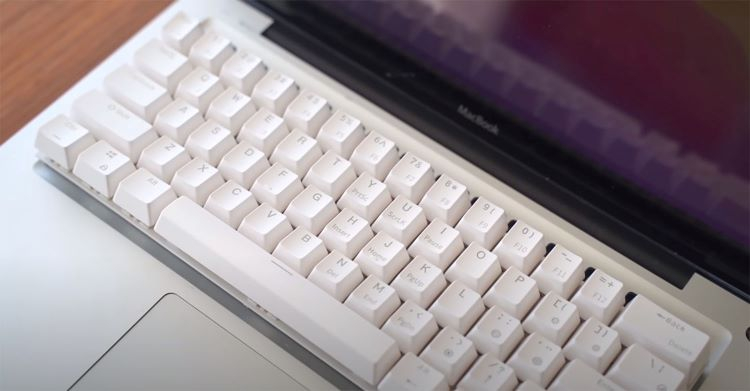 Энтузиаст создал первый в мире MacBook Pro с механической клавиатурой. Есть и RGB-подсветка
