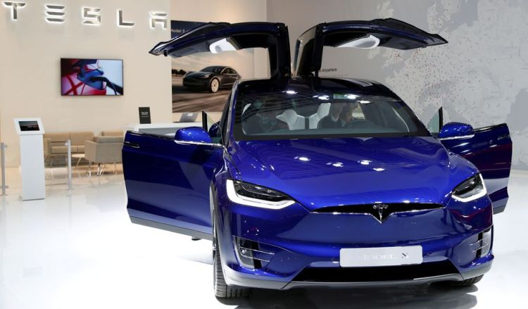 Tesla призналась, что не сможет запустить полный автопилот к концу года