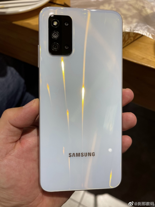 Samsung Galaxy F52 5G показался на фото — он получил 6,57-дюймовый дисплей, квадрокамеру и разъём для наушников
