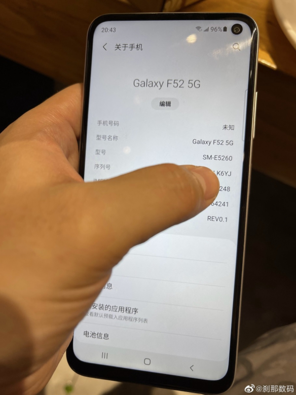 Samsung Galaxy F52 5G показался на фото — он получил 6,57-дюймовый дисплей, квадрокамеру и разъём для наушников