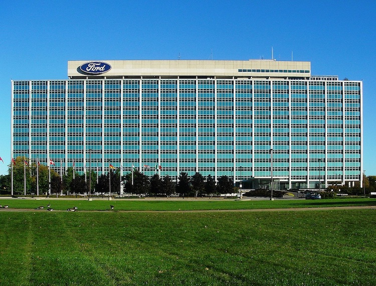 Ford придумала, как транслировать придорожные рекламные щиты прямо в автомобиль