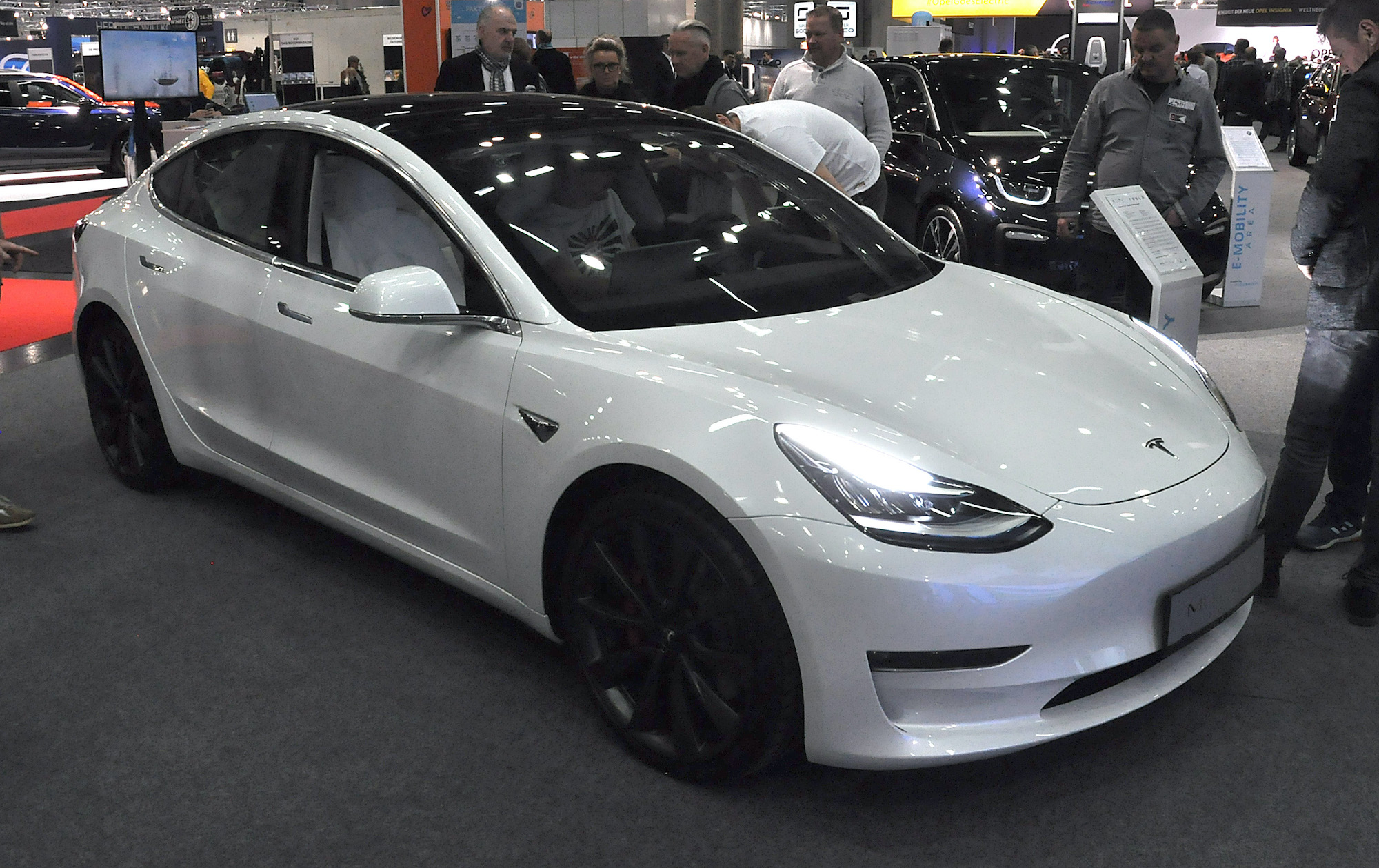 Илон Маск объявил, что скоро Tesla начнут официально продаваться в России и странах СНГ
