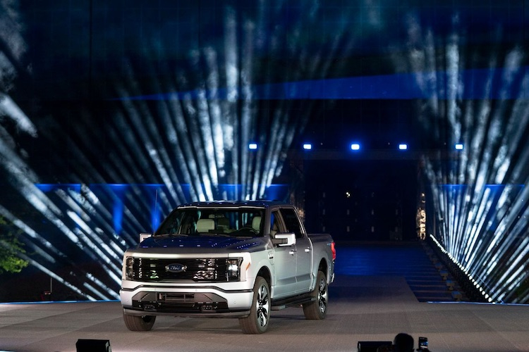 Ford заявила, что к концу десятилетия 40 % продаваемых ею автомобилей будут электрическими