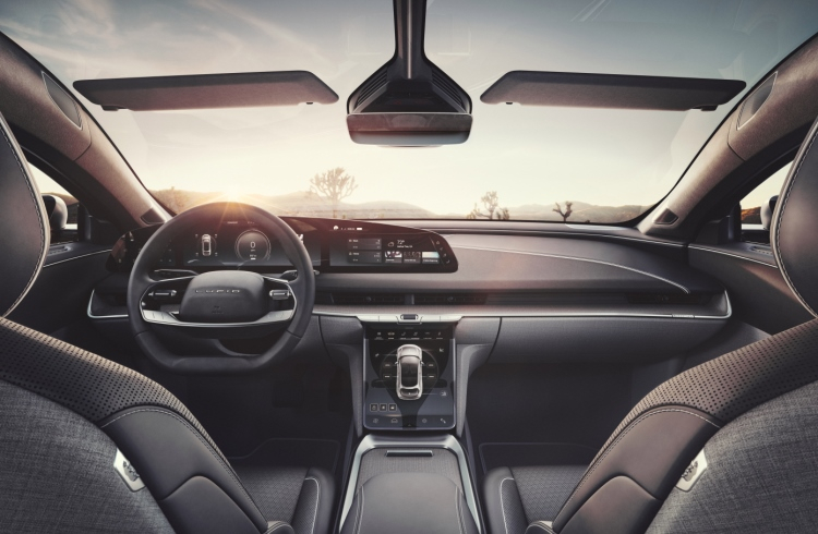 Премиальный седан Lucid Motors Air получил большой дисплей, множество датчиков и поддержку голосового помощника Amazon Alexa