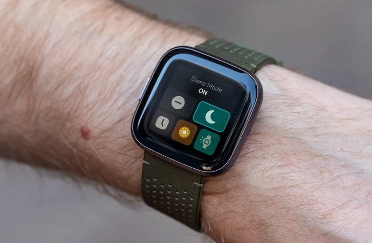 Смарт-часы Fitbit получат функцию отслеживания храпа и уровня шума в комнате
