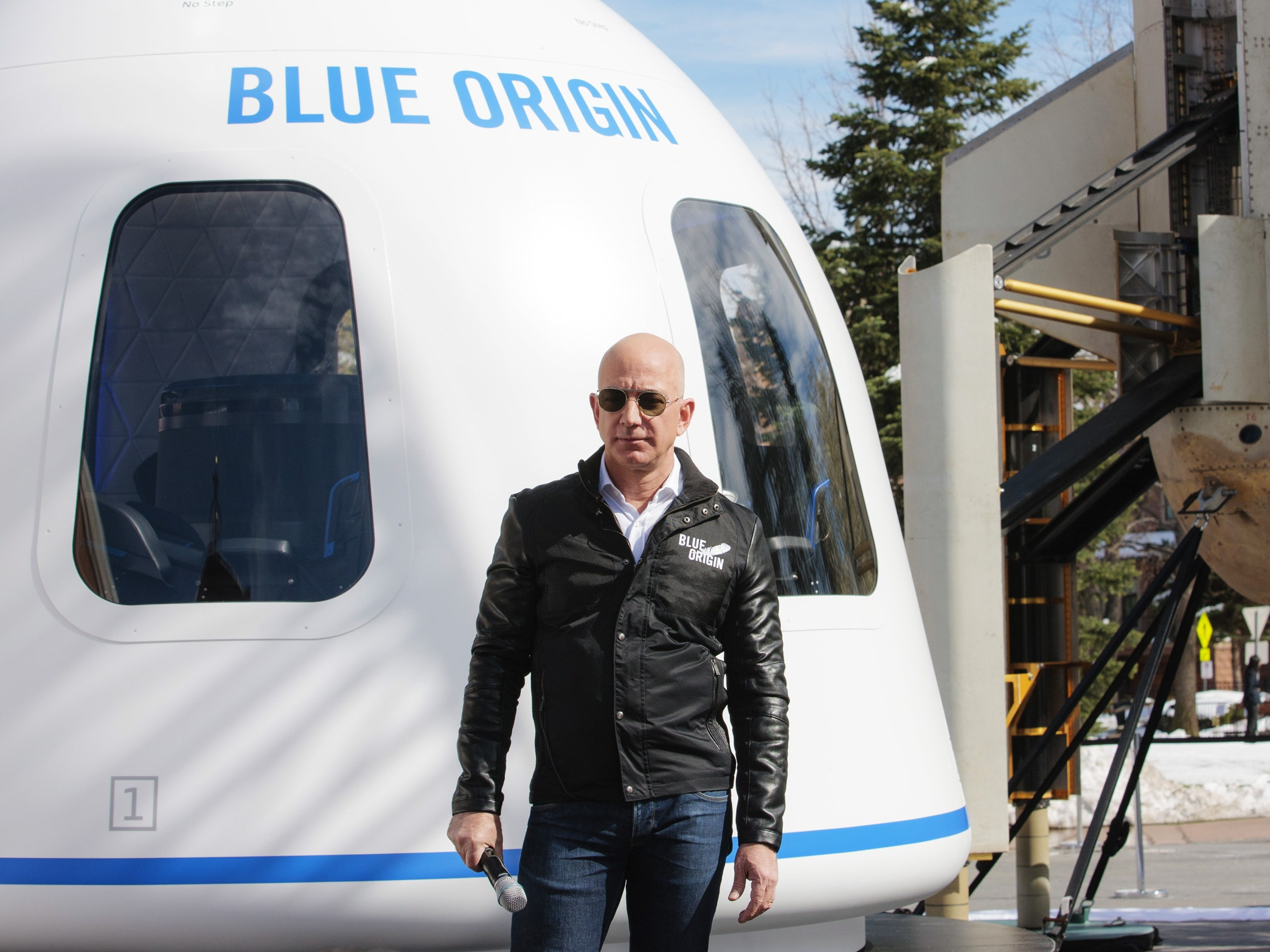 Джефф Безос в июле полетит в космос на корабле New Shepard, который разработала его компания Blue Origin