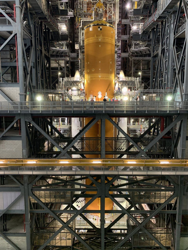 NASA показало собранную сверхтяжёлую ракету SLS для полётов к Луне