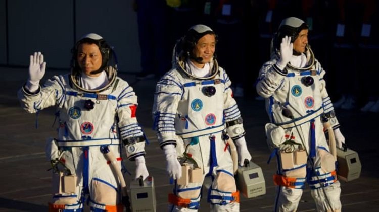КНР успешно отправила первых тайконавтов на новую космическую станцию