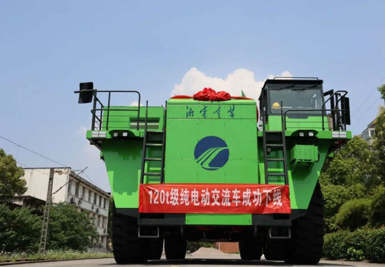 Китайцы выпустили 120-тонный карьерный самосвал на батарейках