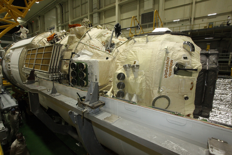 Фото дня: сборка головной части МКС-модуля «Наука»