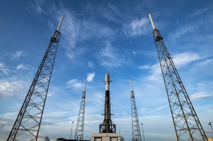 Заблудший самолёт сорвал запуск ракеты Falcon 9 с 88 спутниками на борту