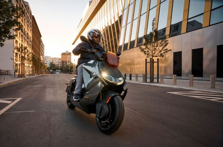 BMW представила футуристичный электрический скутер Motorrad CE 04 — скорость до 120 км/ч, запас хода до 130 км и цена от $12 тыс.