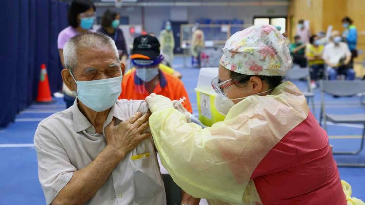 TSMC и Foxconn потратили $350 млн на вакцинацию населения Тайваня