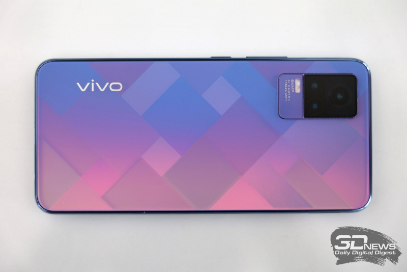  vivo V21e, задняя панель: в углу — блок с тремя камерами и двойной светодиодной вспышкой 