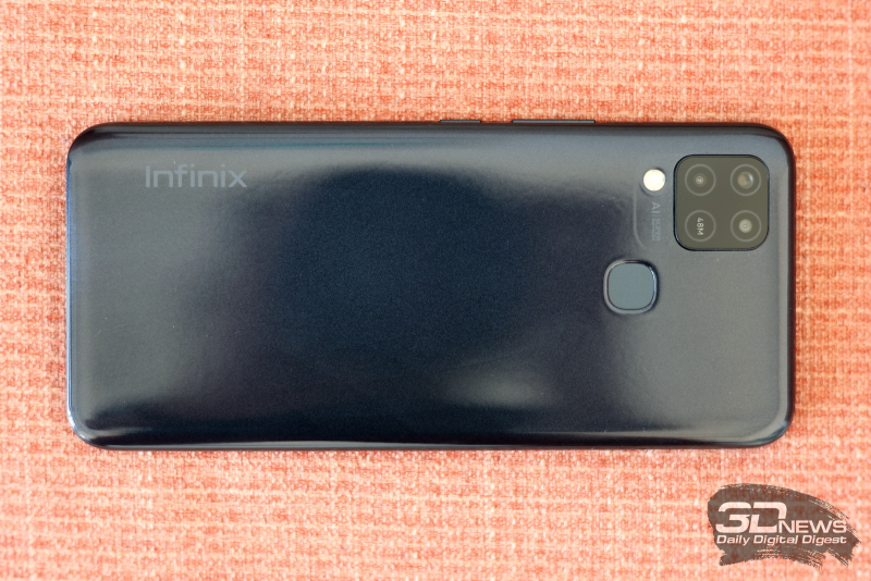  Infinix HOT 10s, задняя панель: блок с тремя камерами, вспышка под ним и датчик отпечатков, утопленный в корпус 