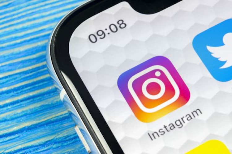 Instagram теперь может переводить текст в историях