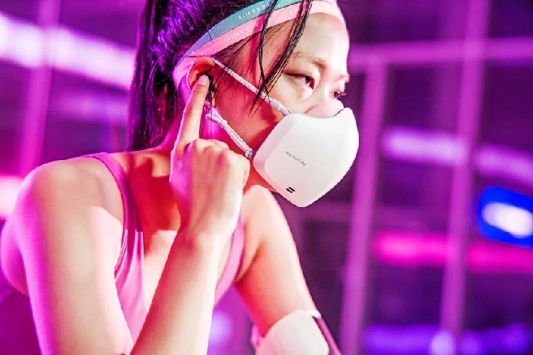 LG обновила технологичную защитную маску с очистителем воздуха, добавив усилитель голоса
