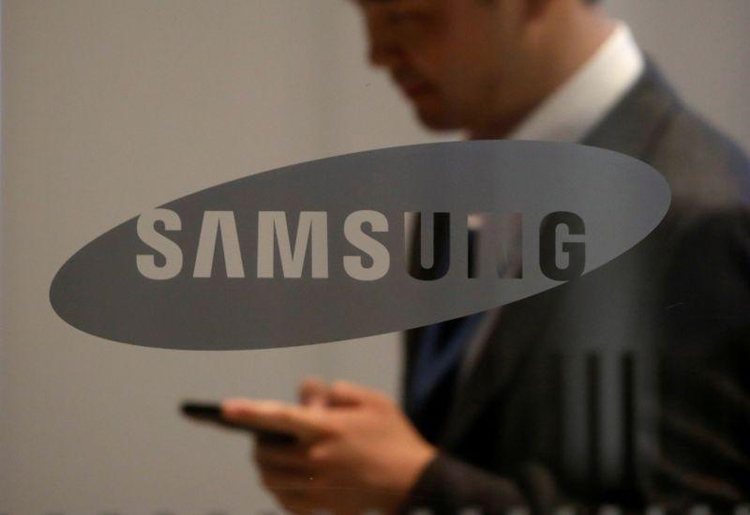 Samsung запатентовала смартфон-слайдер с гибким дисплеем