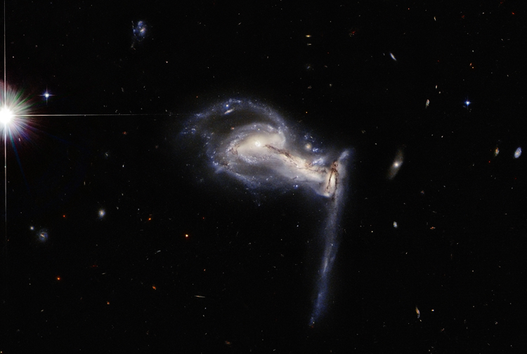Фото дня: удивительное трио взаимодействующих галактик