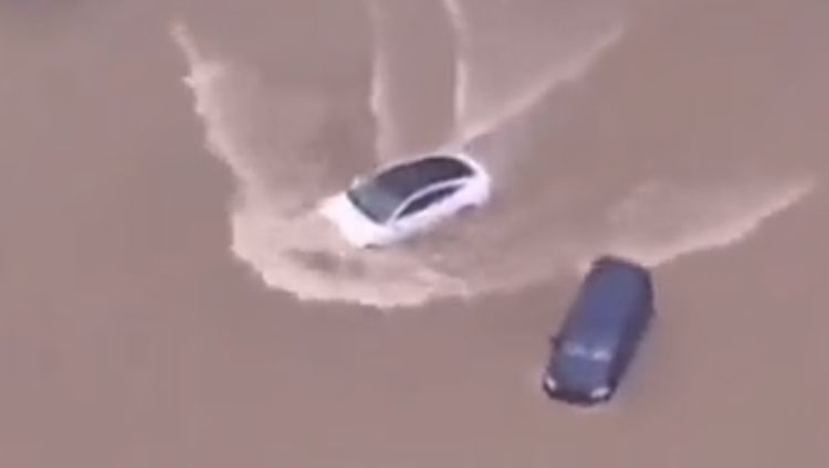 Глубокая вода не становится преградой для электрокаров Tesla, показало наводнение в Китае