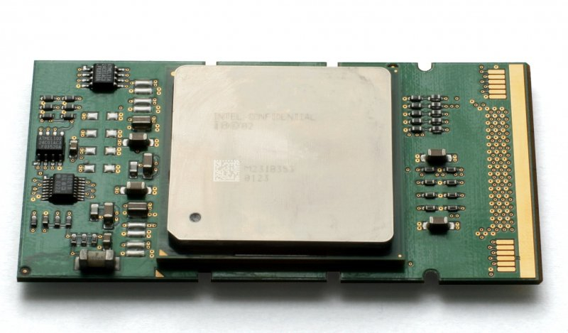  Форм-фактор Itanium: нечто среднее между слотовыми Pentium II/III и привычным PGA/LGA 
