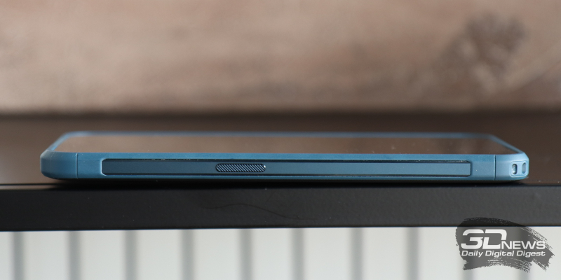  Nokia XR20, левая грань: клавиша вызова Google Assistant, в нижнем углу — проушина для ремешка 