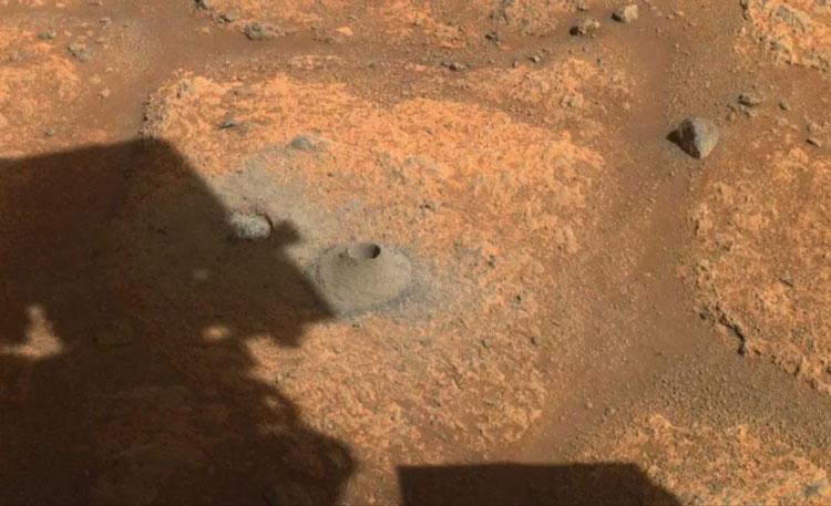 Место успешного бурения для взятия образцы грунта Марса. Источник изображения: NASA/JPL-Caltech 