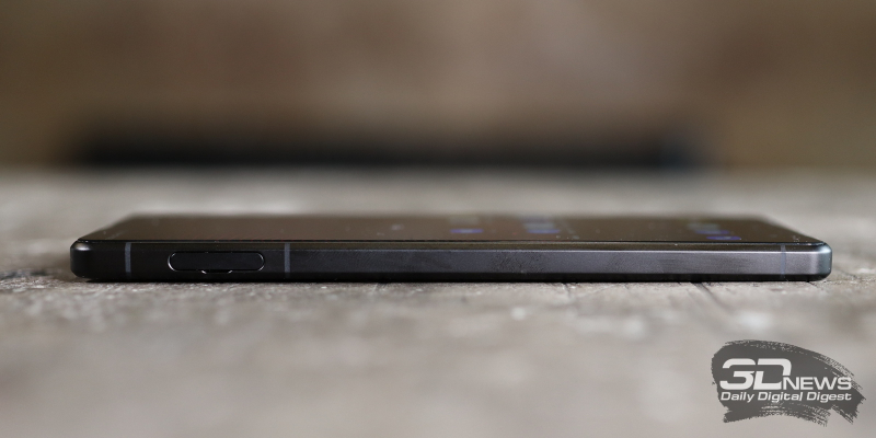  Sony Xperia 1 III, левая грань: слот для SIM-карт и/или карты памяти microSD 