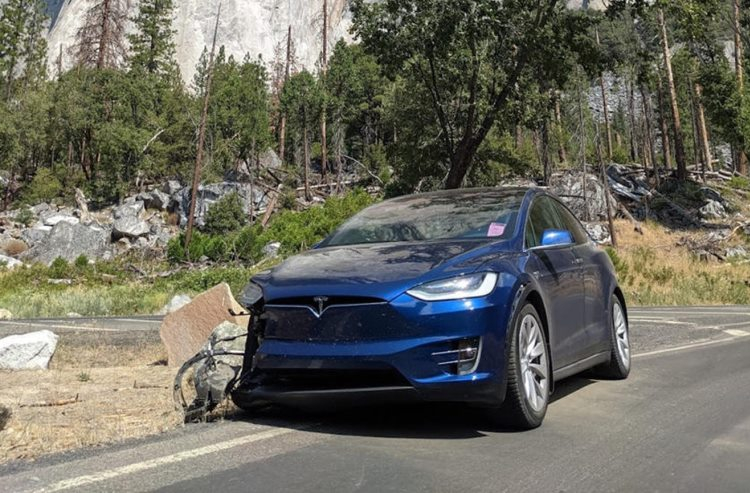 Автопилот Tesla стал причиной пяти аварий на одной и той же дороге в Калифорнии