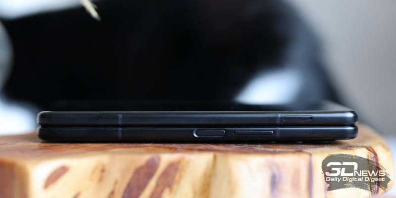  Samsung Galaxy Z Fold3, боковые грани: слот для SIM-карт, клавиша включения/блокировки с встроенным сканером отпечатков и клавиша регулировки громкости 