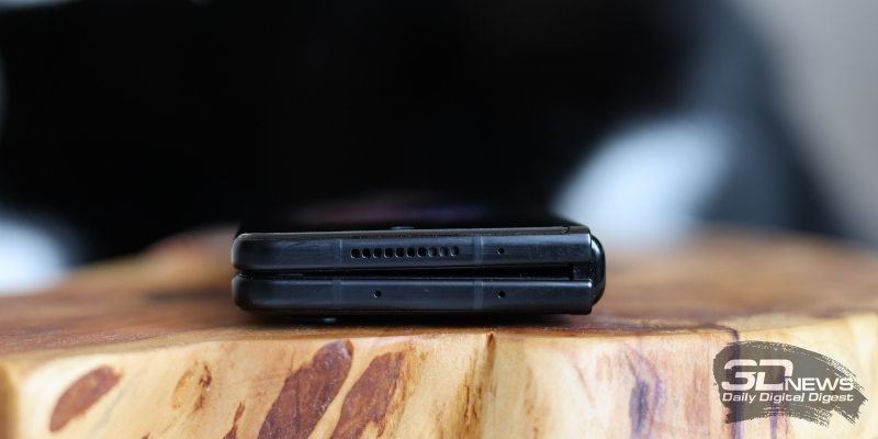  Samsung Galaxy Z Fold3, верхние грани: динамик и микрофоны 